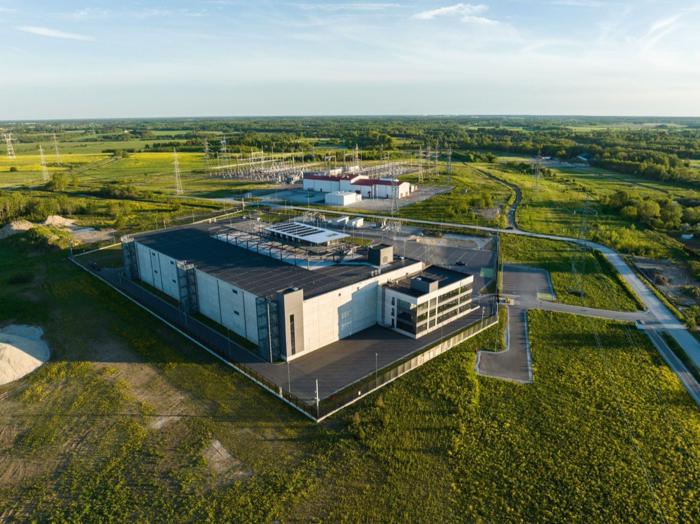 Aerial view of the Greenergy Data Centers campus at Hüüru